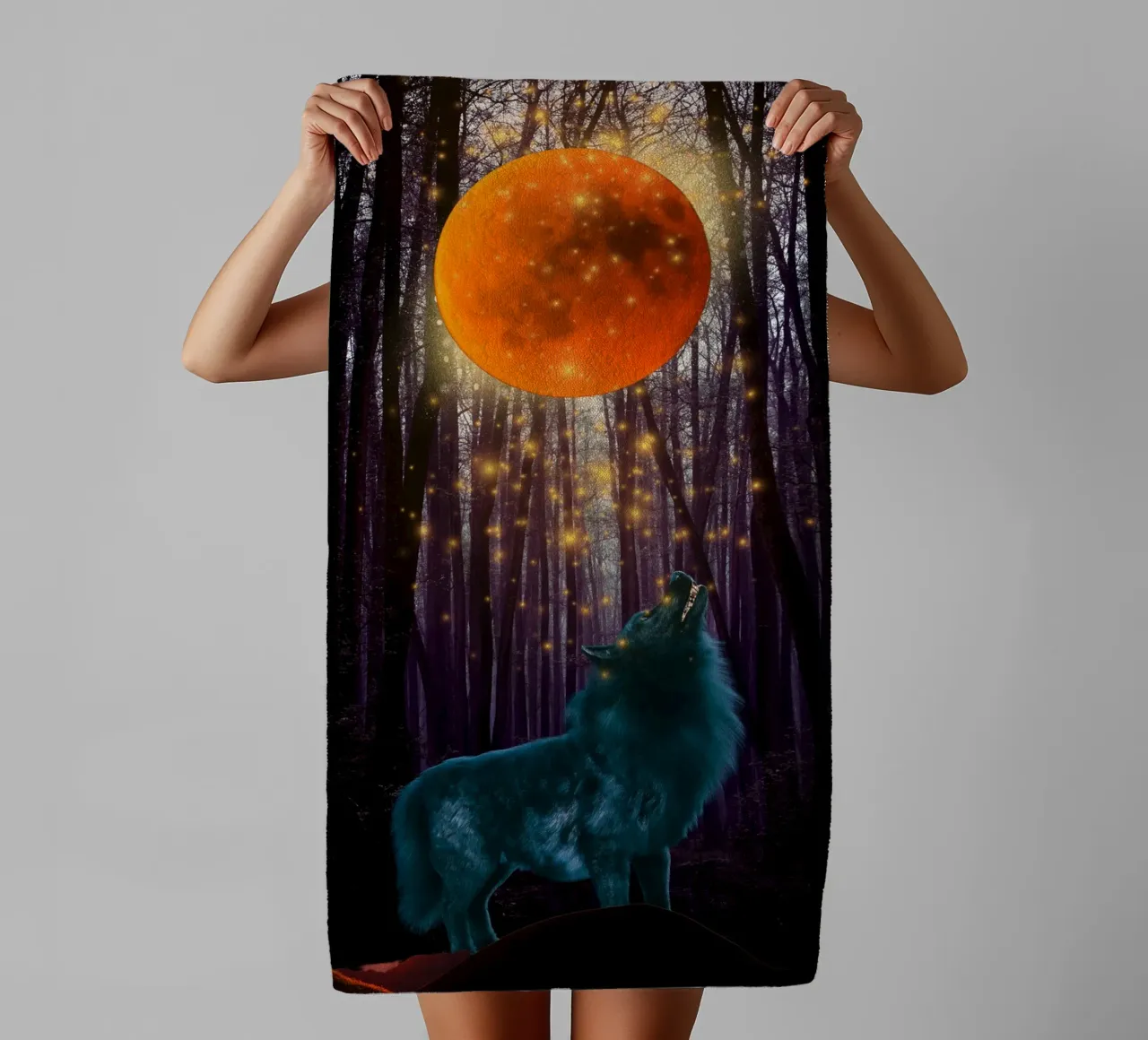 Wolf heult bei rotem Mond Handtuch von Berwies Artwork