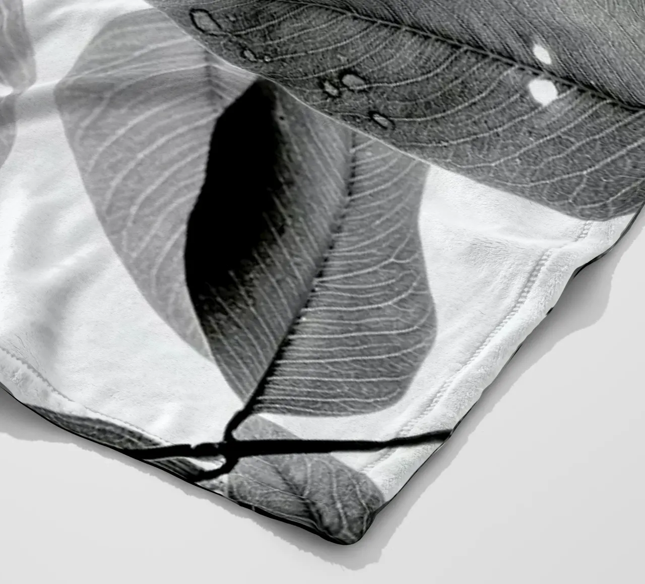 Experiments with Leaves 2 coperta in pile da Tal Paz-Fridman