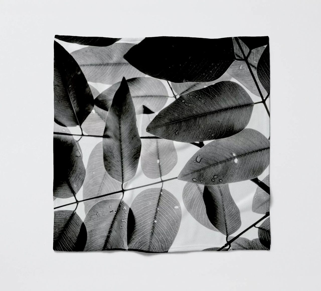 Experiments with Leaves 2 coperta in pile da Tal Paz-Fridman