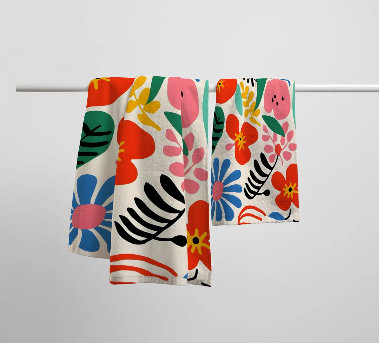 Une diversité de fleurs colorées serviette de bain de Whole©