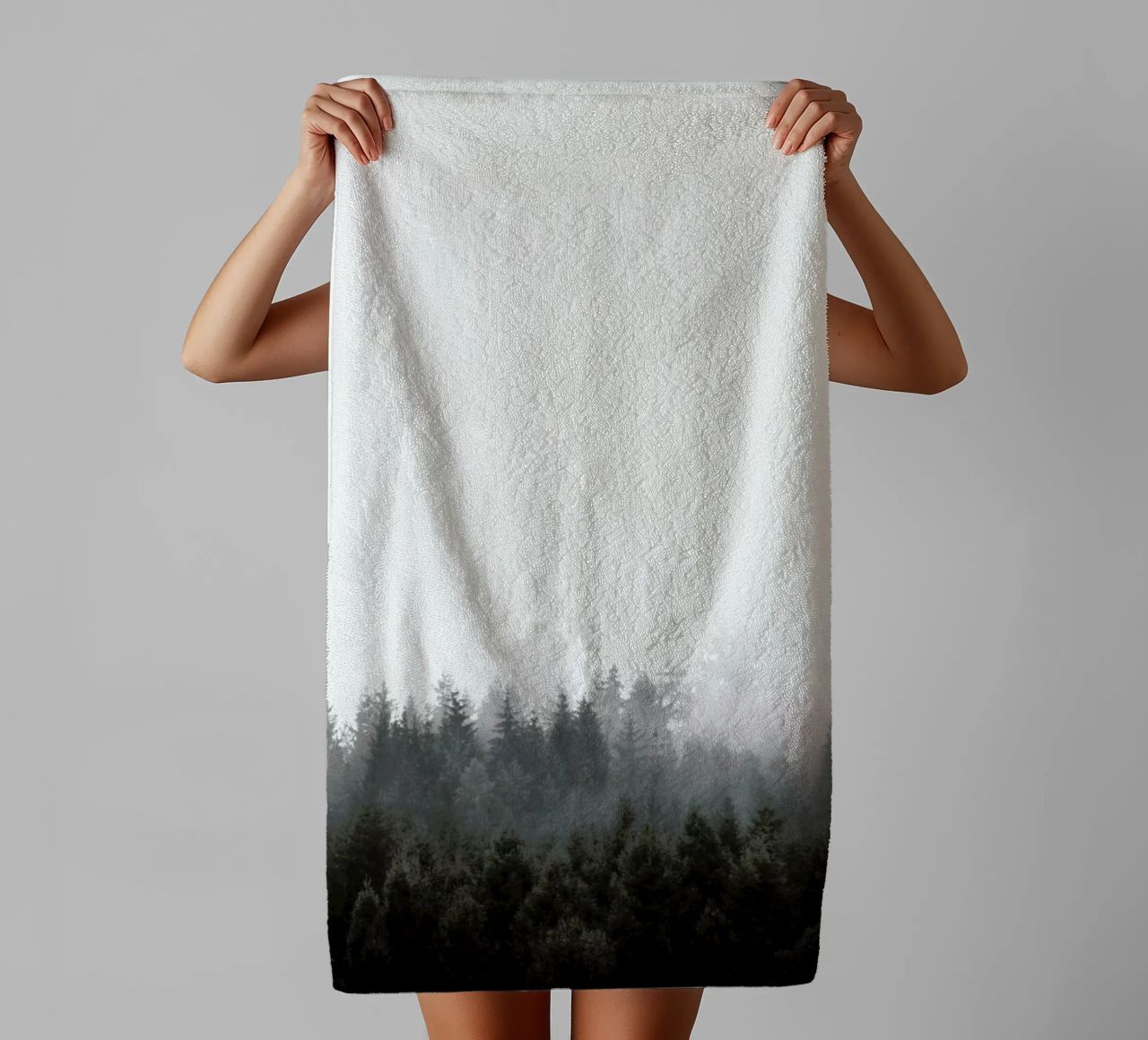 Walk Through The Forest asciugamano da bagno da Studio Nahili