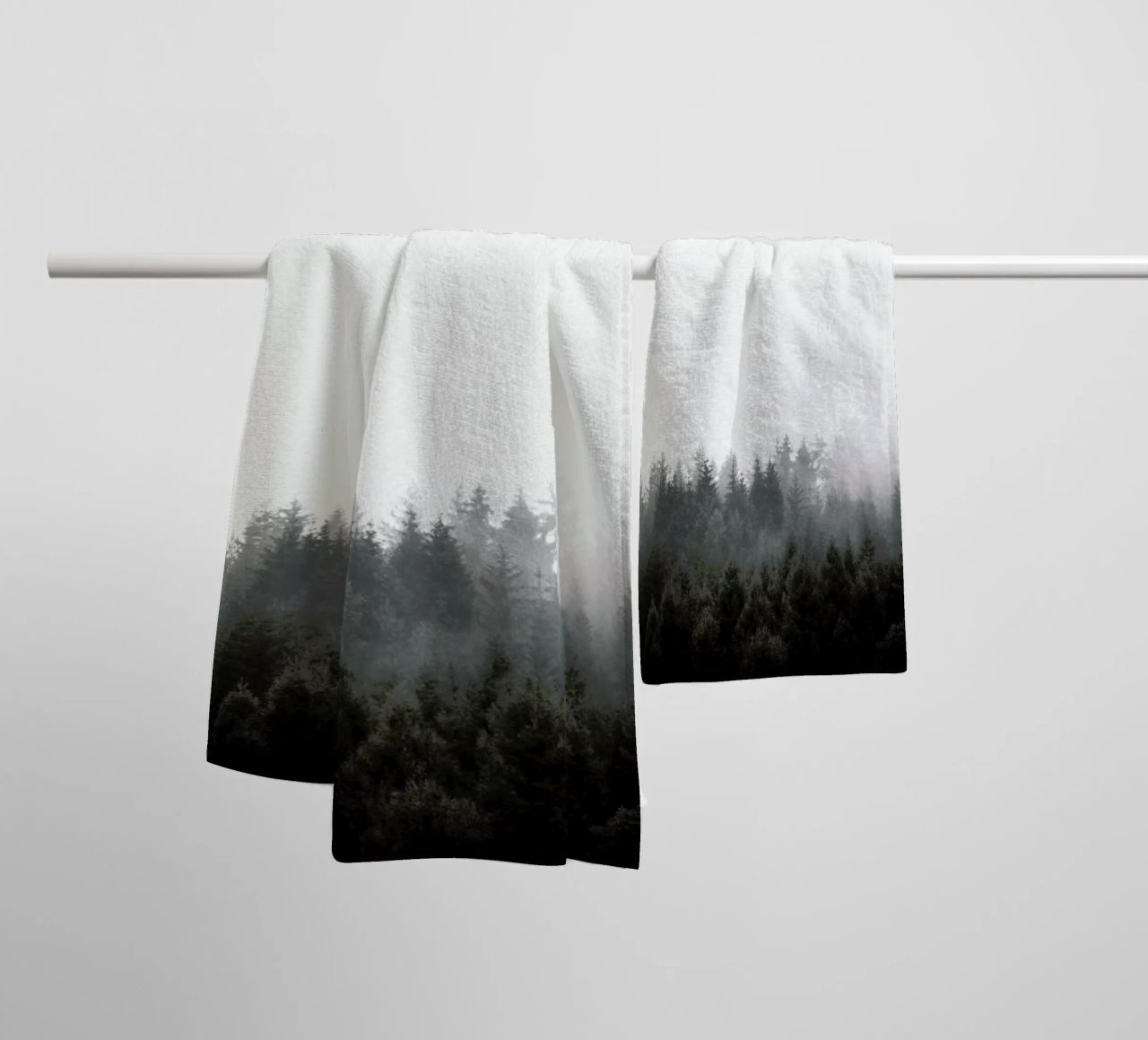 Walk Through The Forest asciugamano da bagno da Studio Nahili