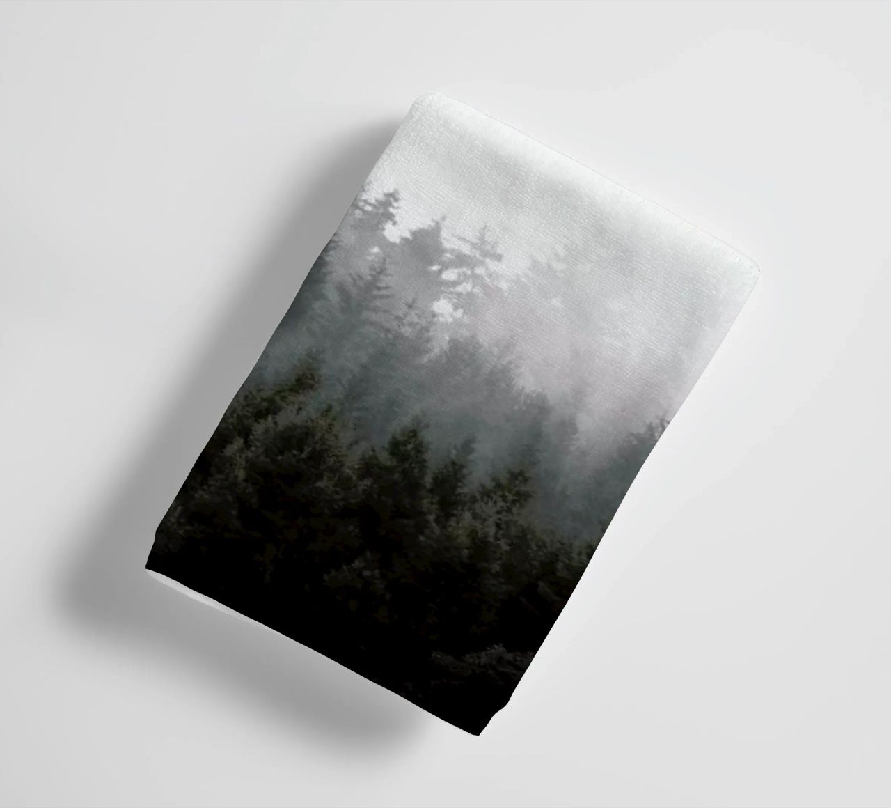 Walk Through The Forest asciugamano da bagno da Studio Nahili
