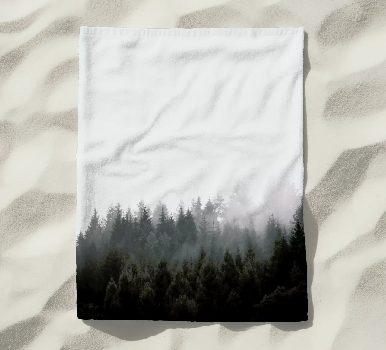 Walk Through The Forest toalla de playa de Studio Nahili