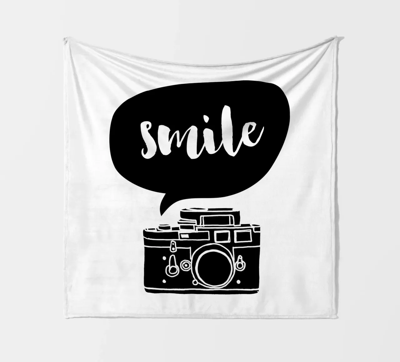 Smile Camera Typografie Design in bianco e nero monocromatico coperta in pile da THE MOTIVATED TYPE