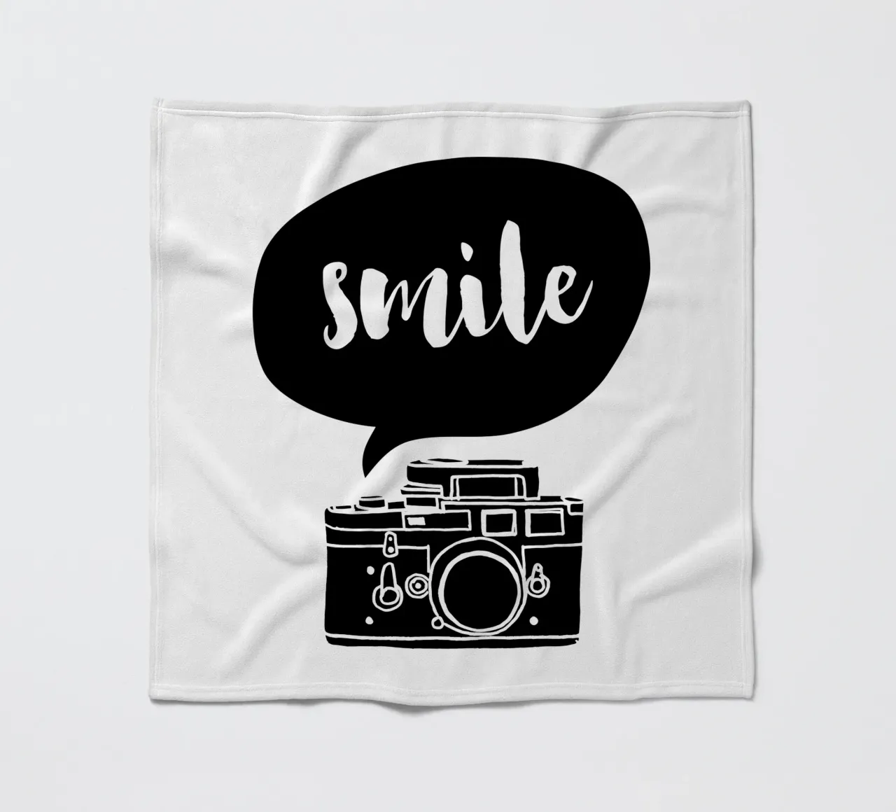 Smile Camera Typografie Design in bianco e nero monocromatico coperta in pile da THE MOTIVATED TYPE