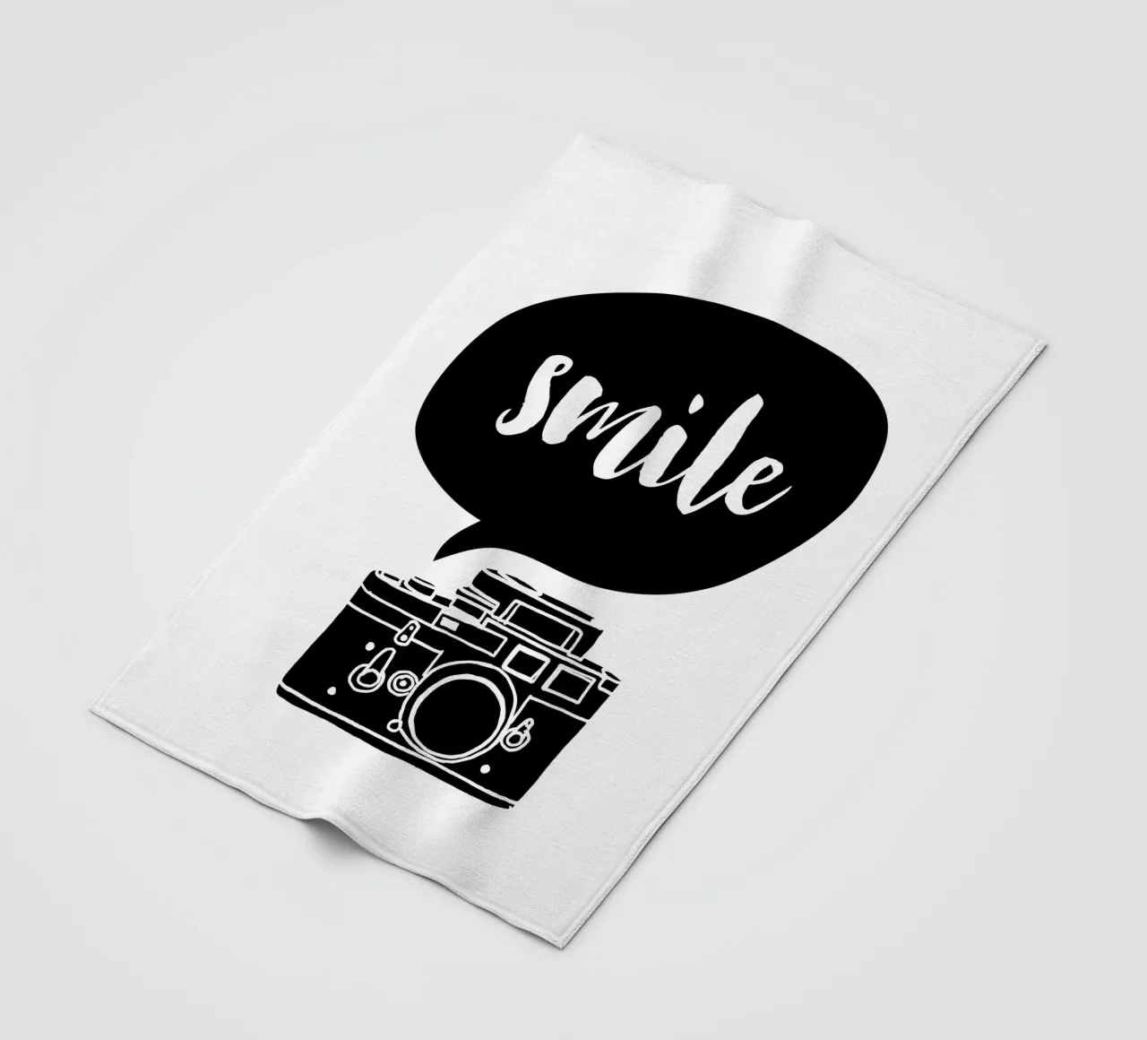 Smile Camera Typografie Design in bianco e nero monocromatico coperta in pile da THE MOTIVATED TYPE