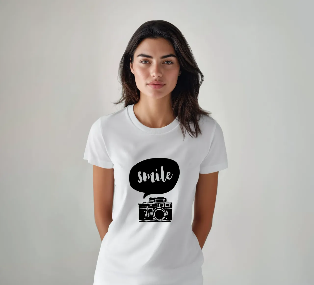 Smile Camera Typografie Design in bianco e nero monocromatico t-shirt da THE MOTIVATED TYPE