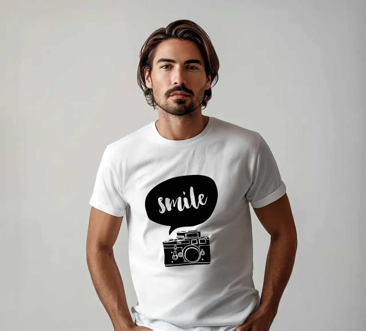 Smile Camera Typografie Design in bianco e nero monocromatico t-shirt da THE MOTIVATED TYPE