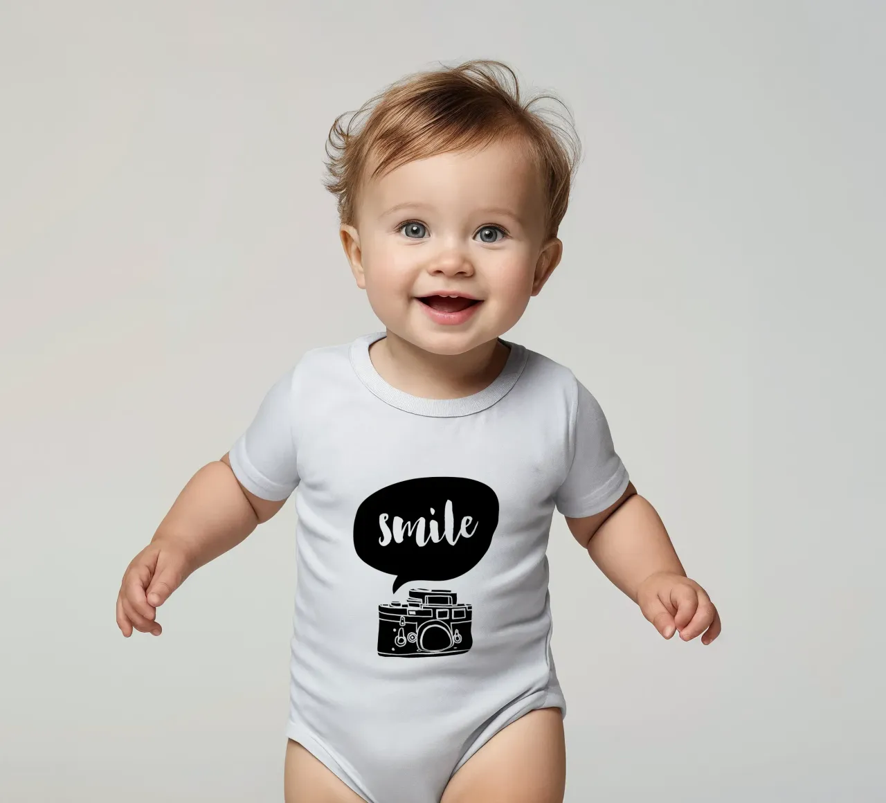 Smile Camera Typografie Design in bianco e nero monocromatico body neonato maniche corte da THE MOTIVATED TYPE