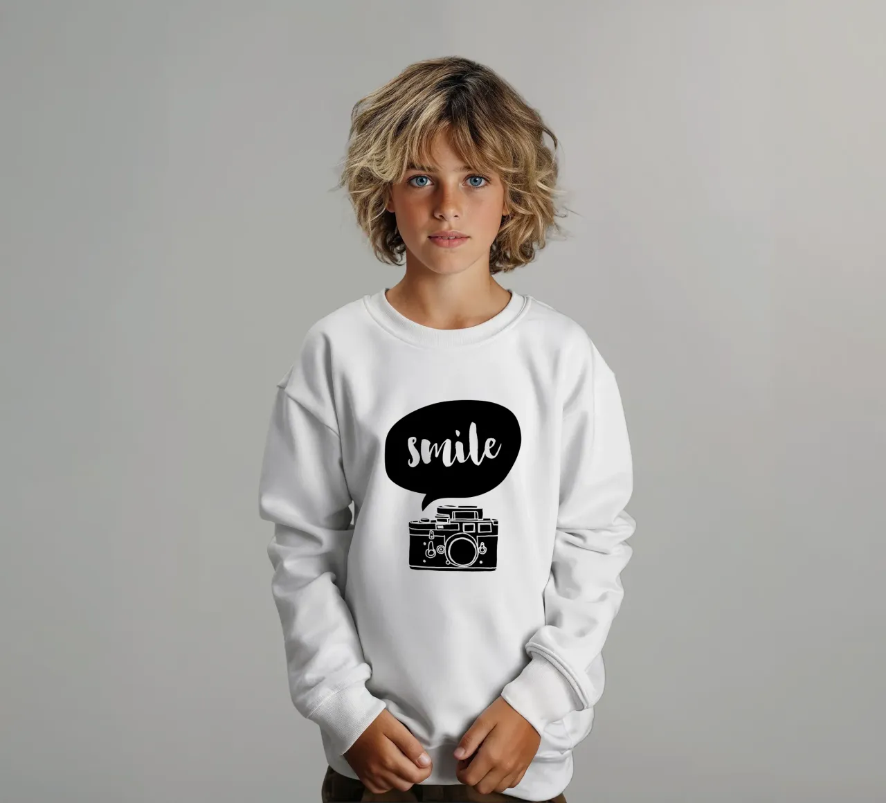 Smile Camera Typografie Design in bianco e nero monocromatico felpa bambino da THE MOTIVATED TYPE