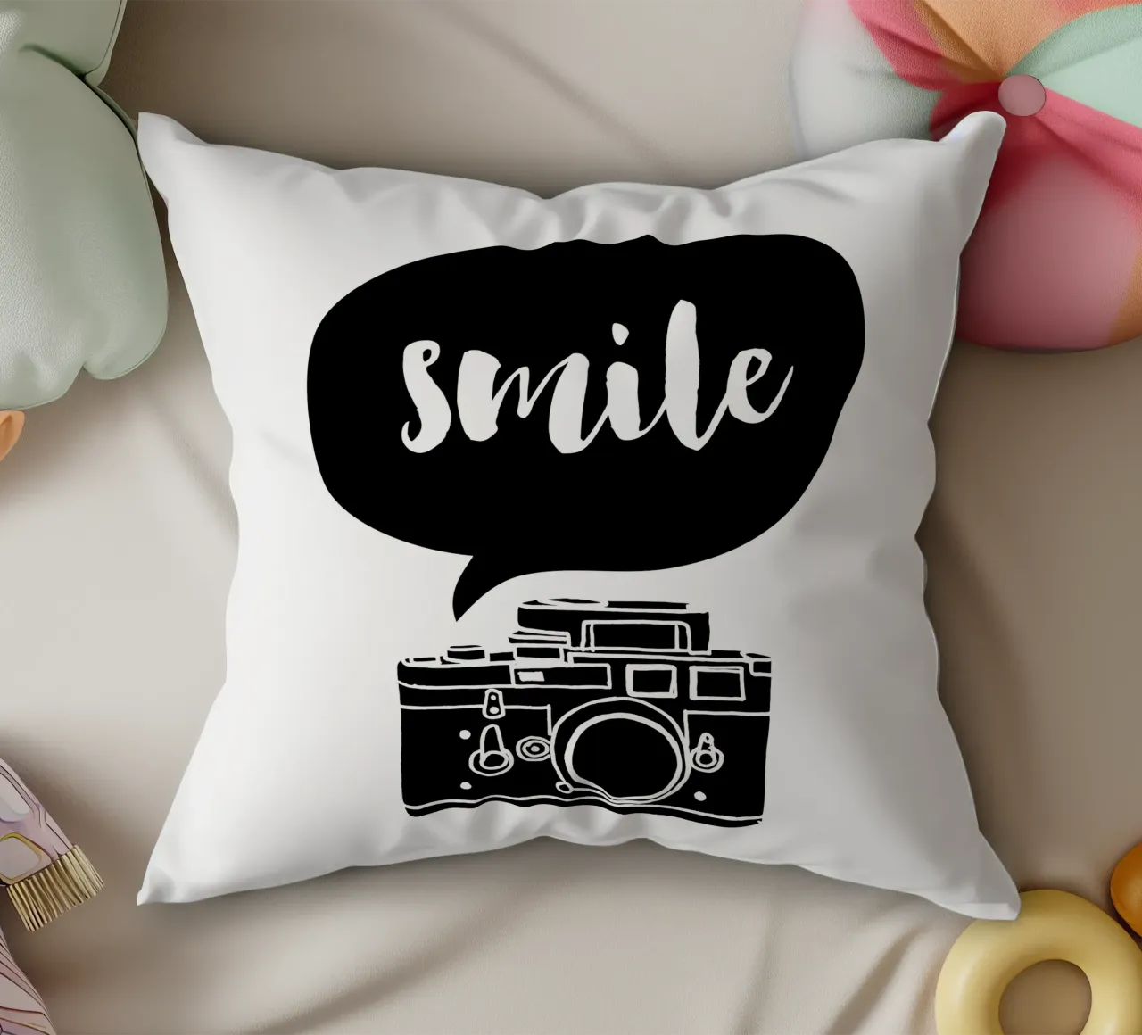 Smile Camera Typografie Design in bianco e nero monocromatico cuscino da THE MOTIVATED TYPE