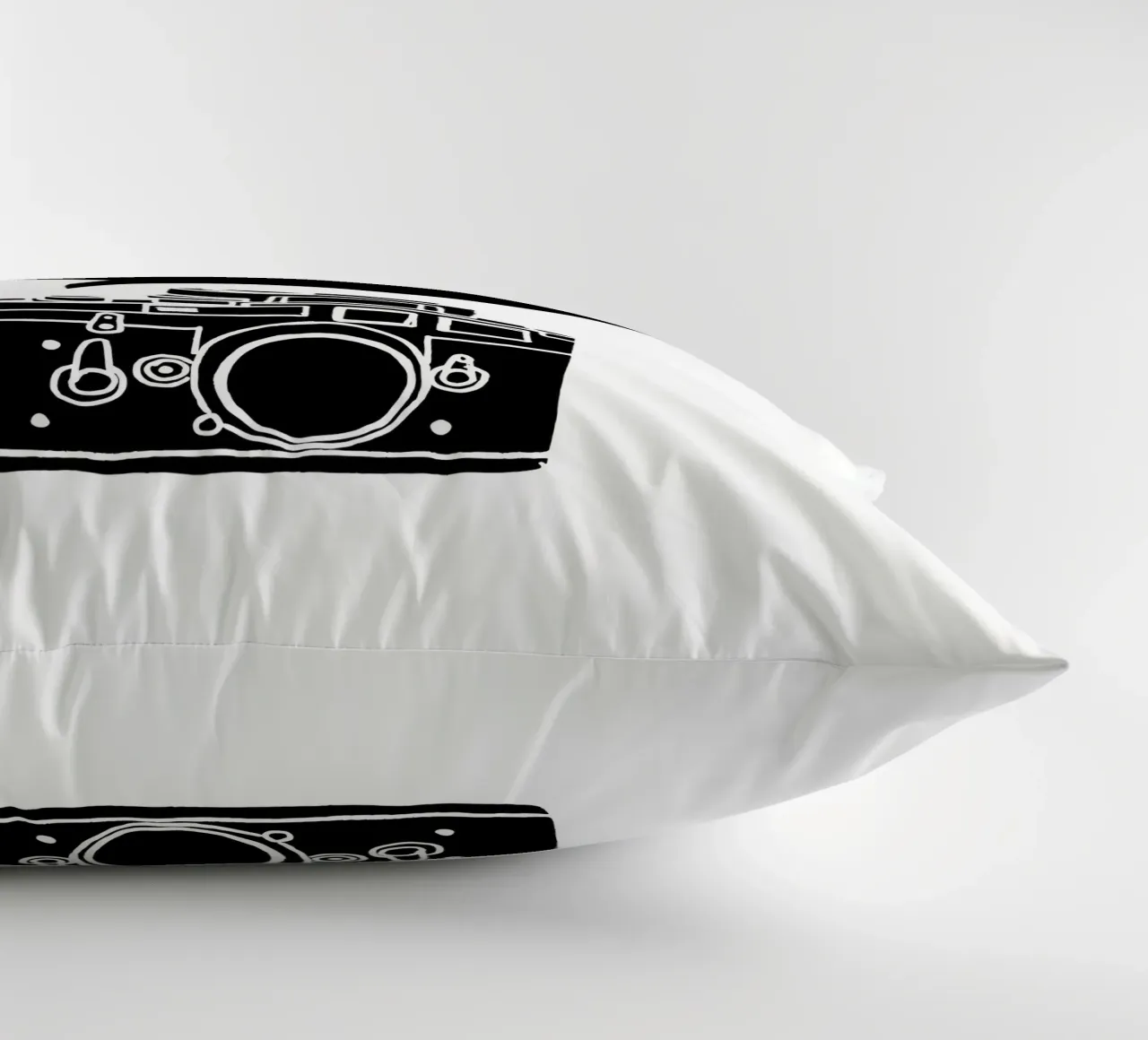 Smile Camera Typografie Design in bianco e nero monocromatico cuscino da THE MOTIVATED TYPE