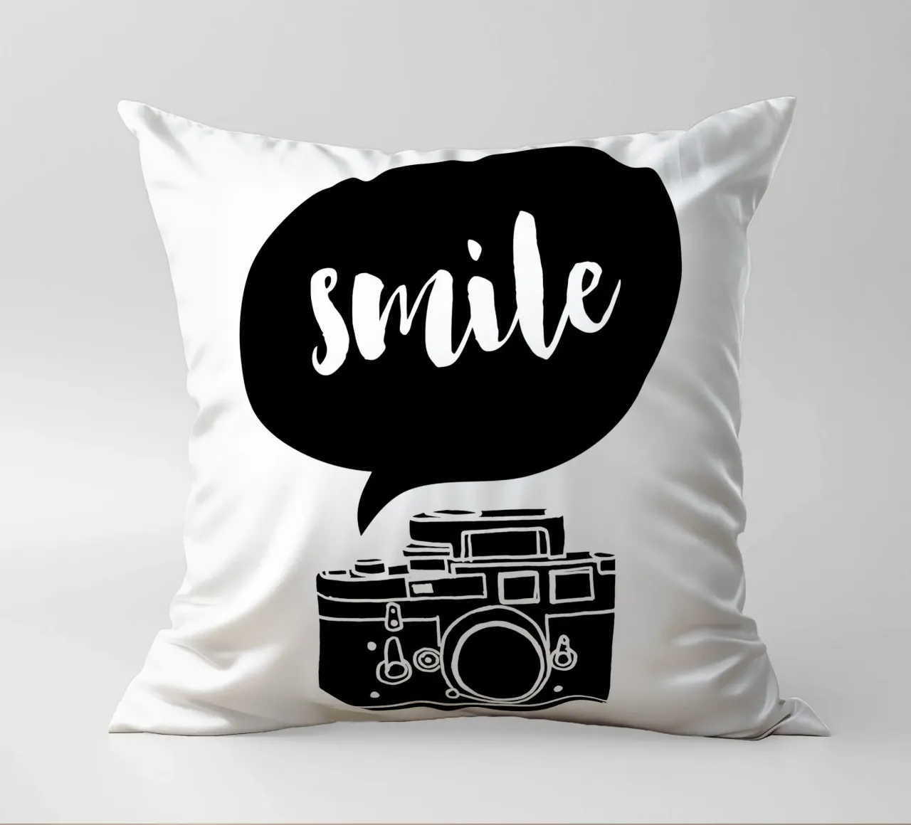 Smile Camera Typografie Design in bianco e nero monocromatico cuscino da THE MOTIVATED TYPE