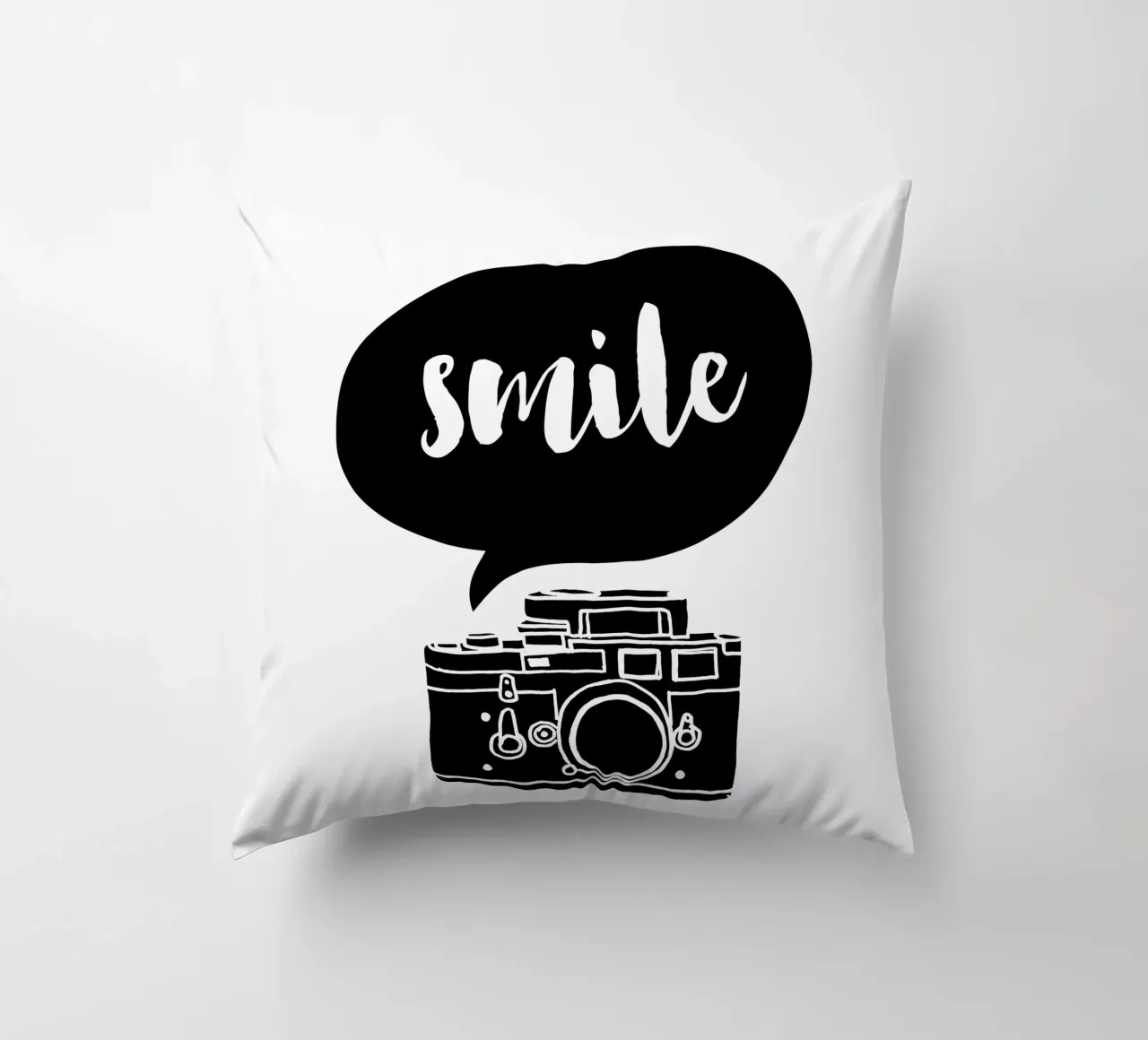 Smile Camera Typografie Design in bianco e nero monocromatico cuscino da THE MOTIVATED TYPE