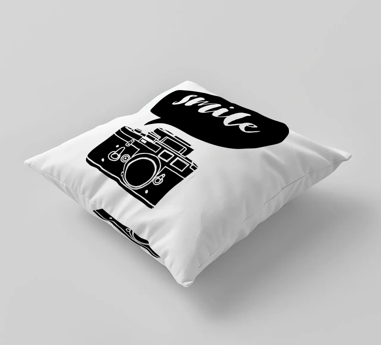 Smile Camera Typografie Design in bianco e nero monocromatico cuscino da THE MOTIVATED TYPE