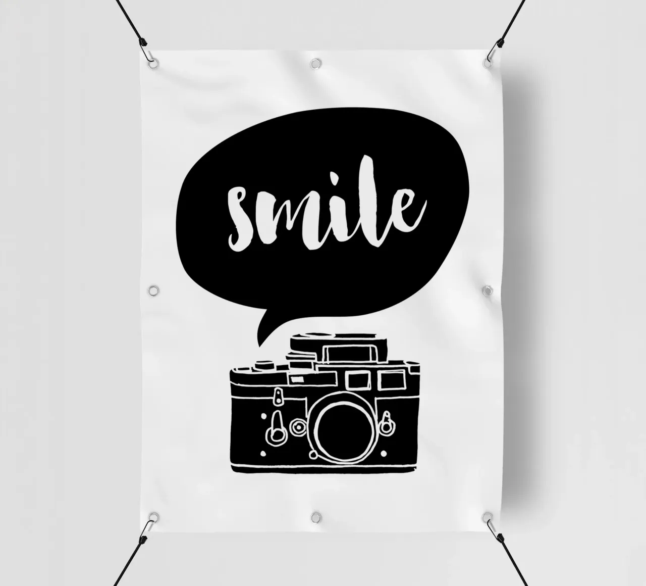 Smile Camera Typografie Design in bianco e nero monocromatico telo in pvc da THE MOTIVATED TYPE