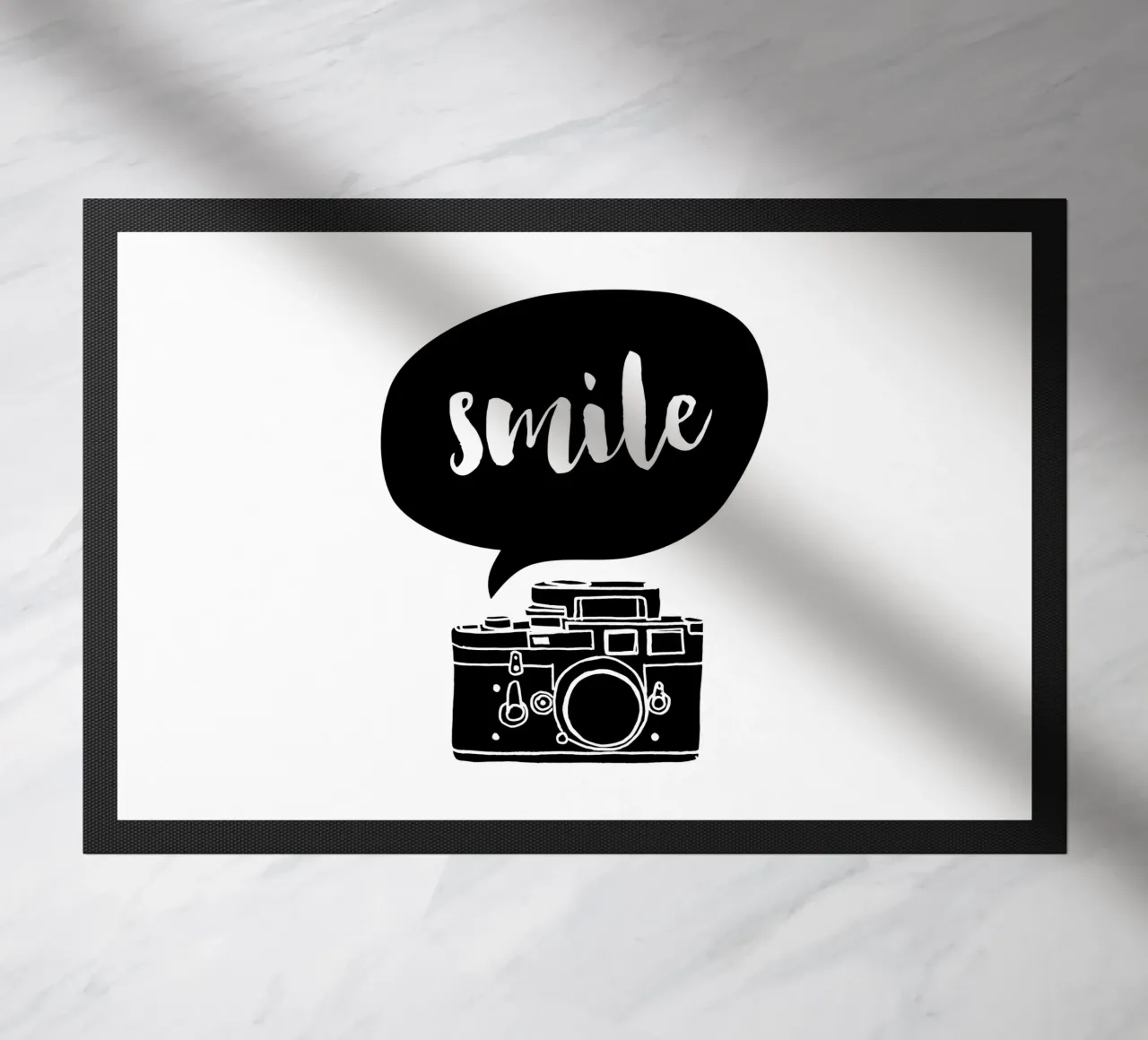Smile Camera Typografie Design in bianco e nero monocromatico zerbino da THE MOTIVATED TYPE
