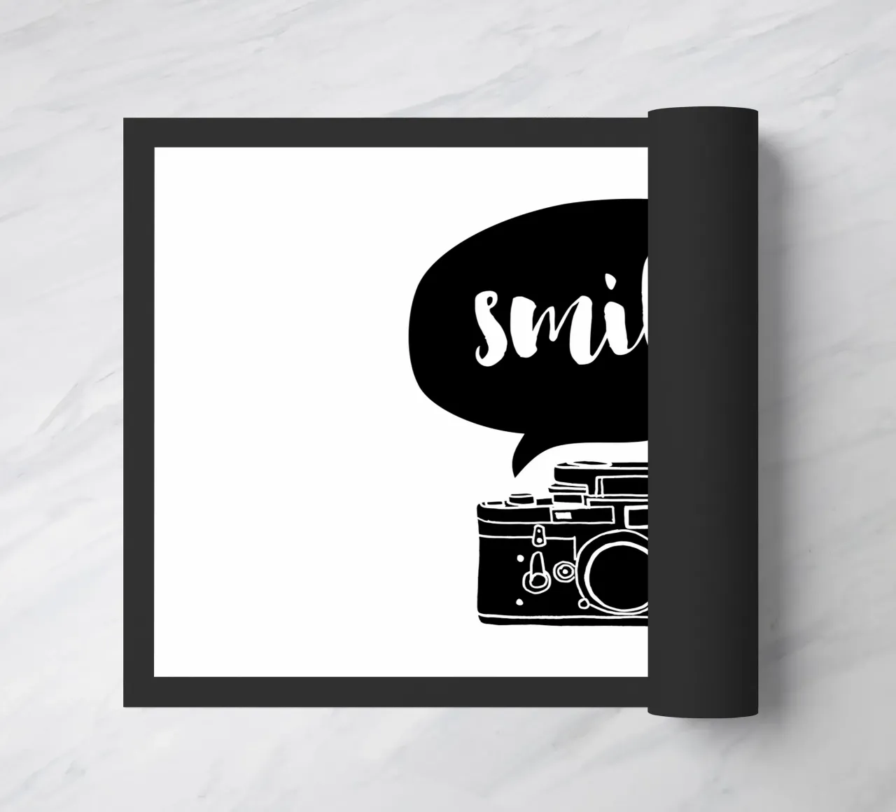 Smile Camera Typografie Design in bianco e nero monocromatico zerbino da THE MOTIVATED TYPE