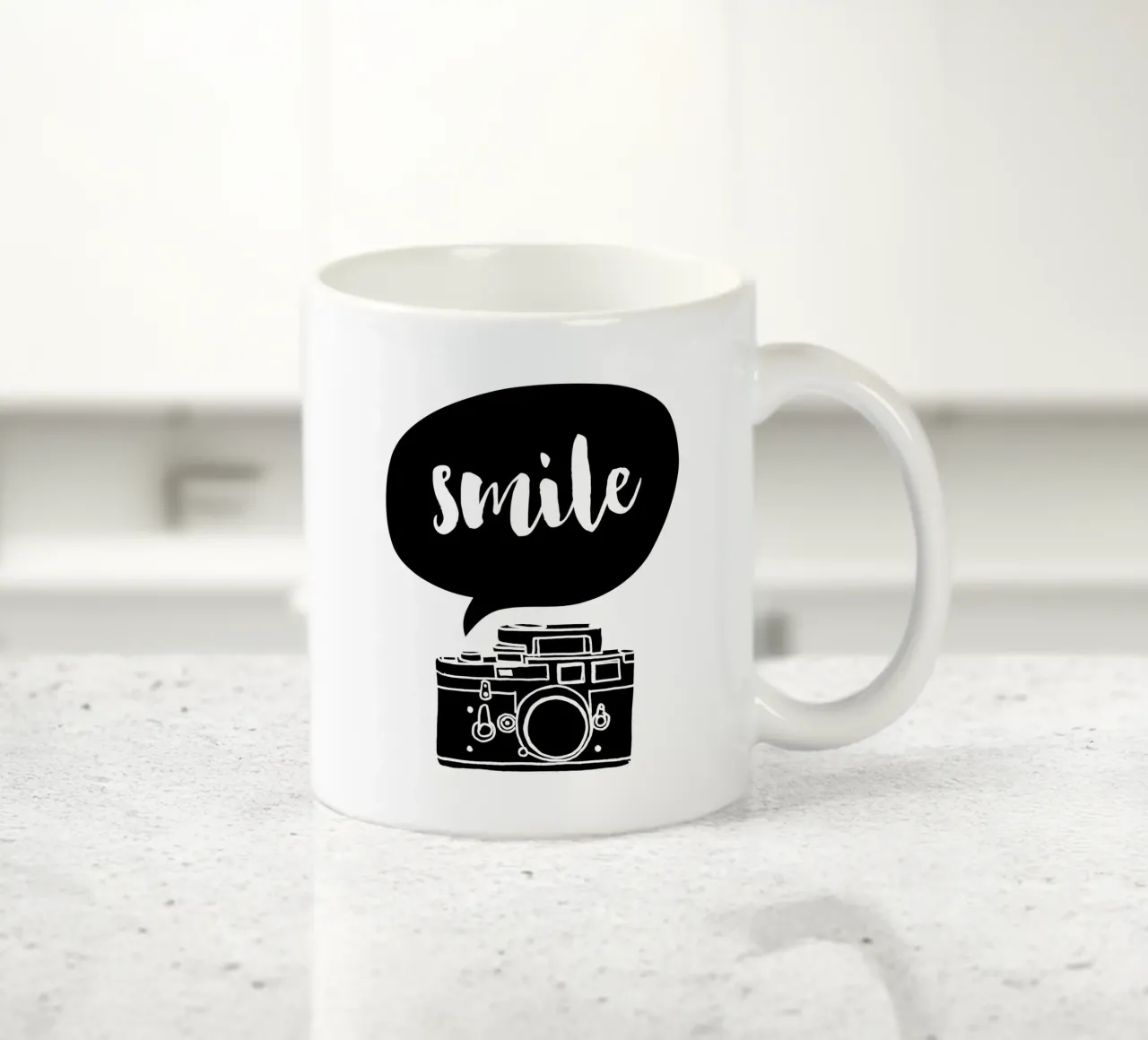 Smile Camera Typografie Design in bianco e nero monocromatico tazza in ceramica da THE MOTIVATED TYPE