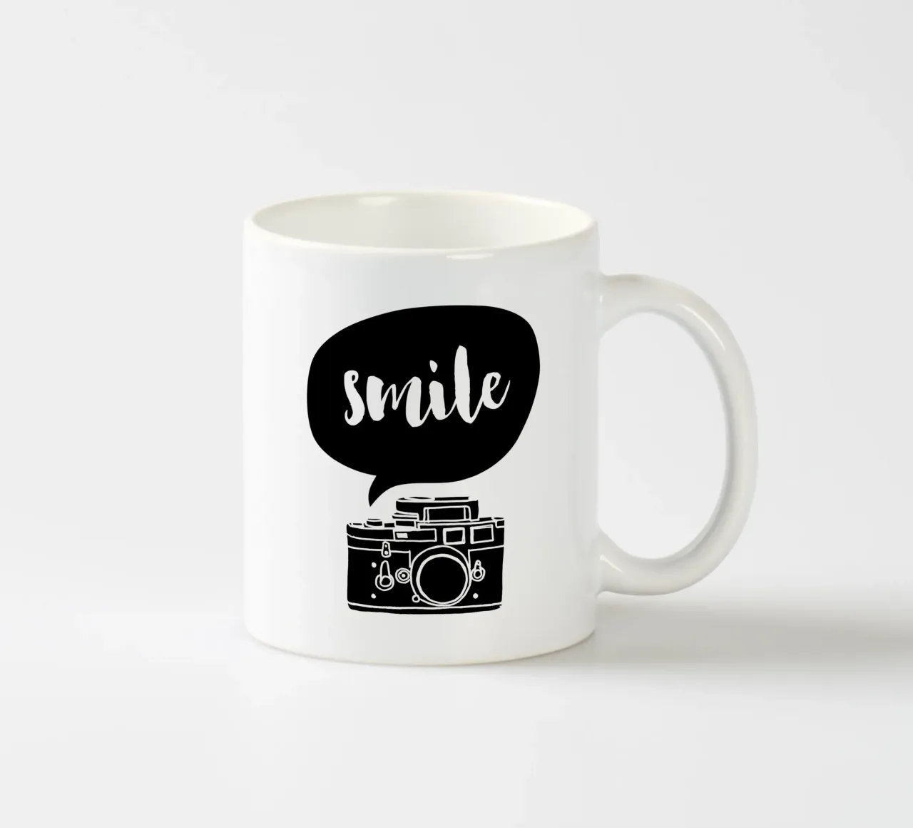 Smile Camera Typografie Design in bianco e nero monocromatico tazza in ceramica da THE MOTIVATED TYPE