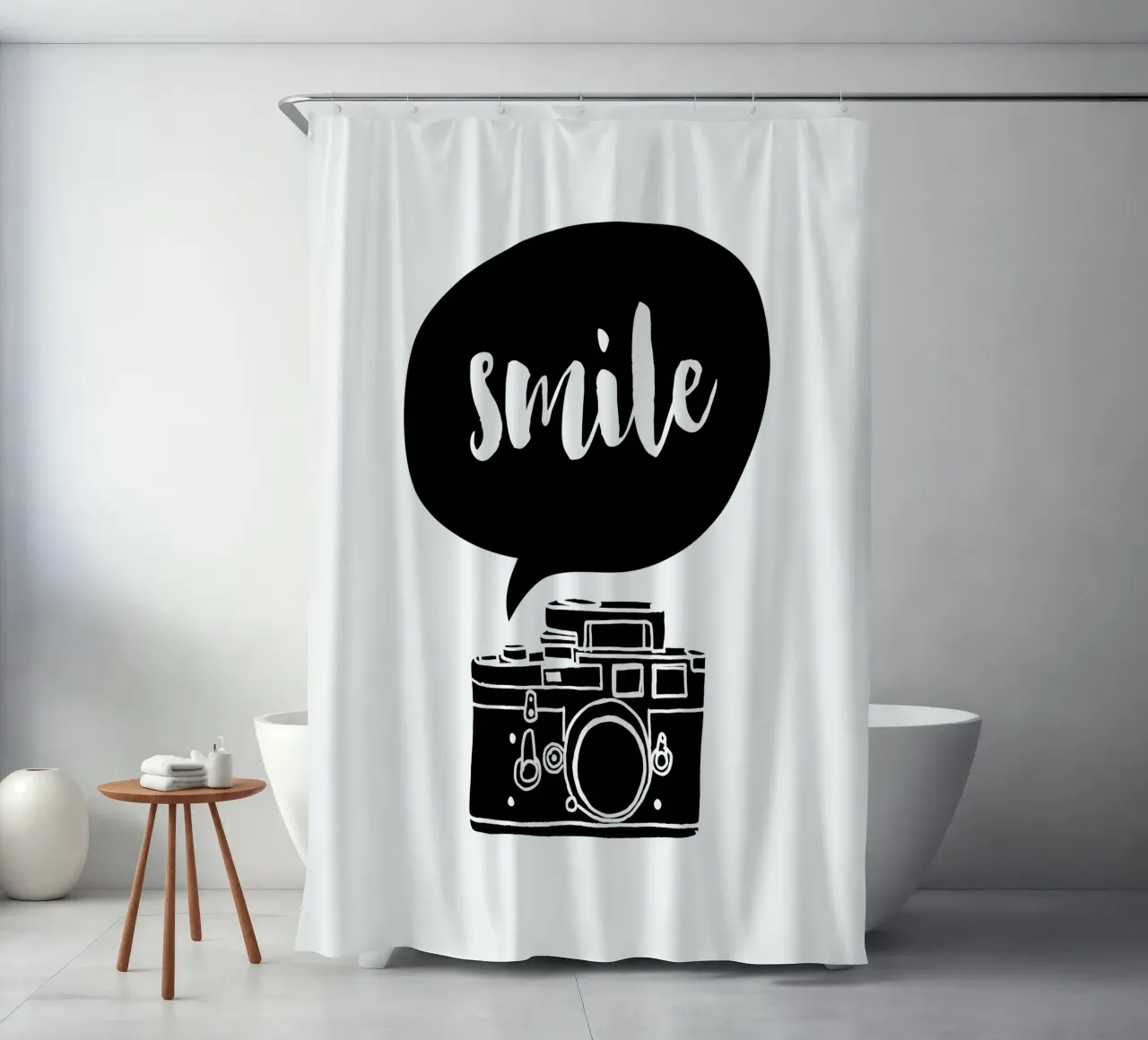 Smile Camera Typografie Design in bianco e nero monocromatico tenda da doccia da THE MOTIVATED TYPE