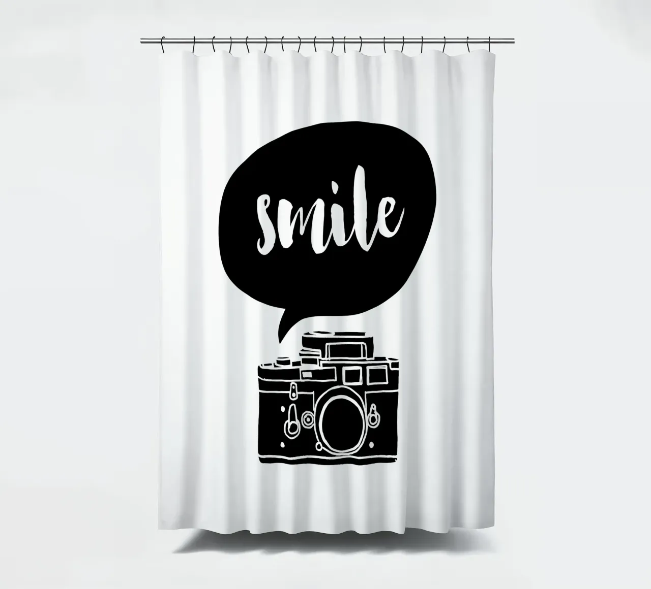 Smile Camera Typografie Design in bianco e nero monocromatico tenda da doccia da THE MOTIVATED TYPE