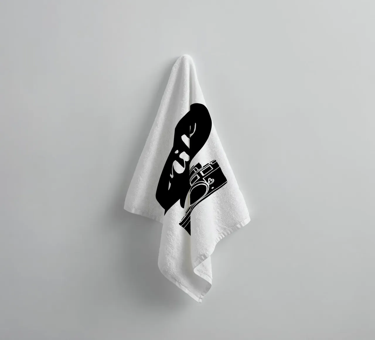 Smile Camera Typografie Design in bianco e nero monocromatico asciugamano da bagno da THE MOTIVATED TYPE