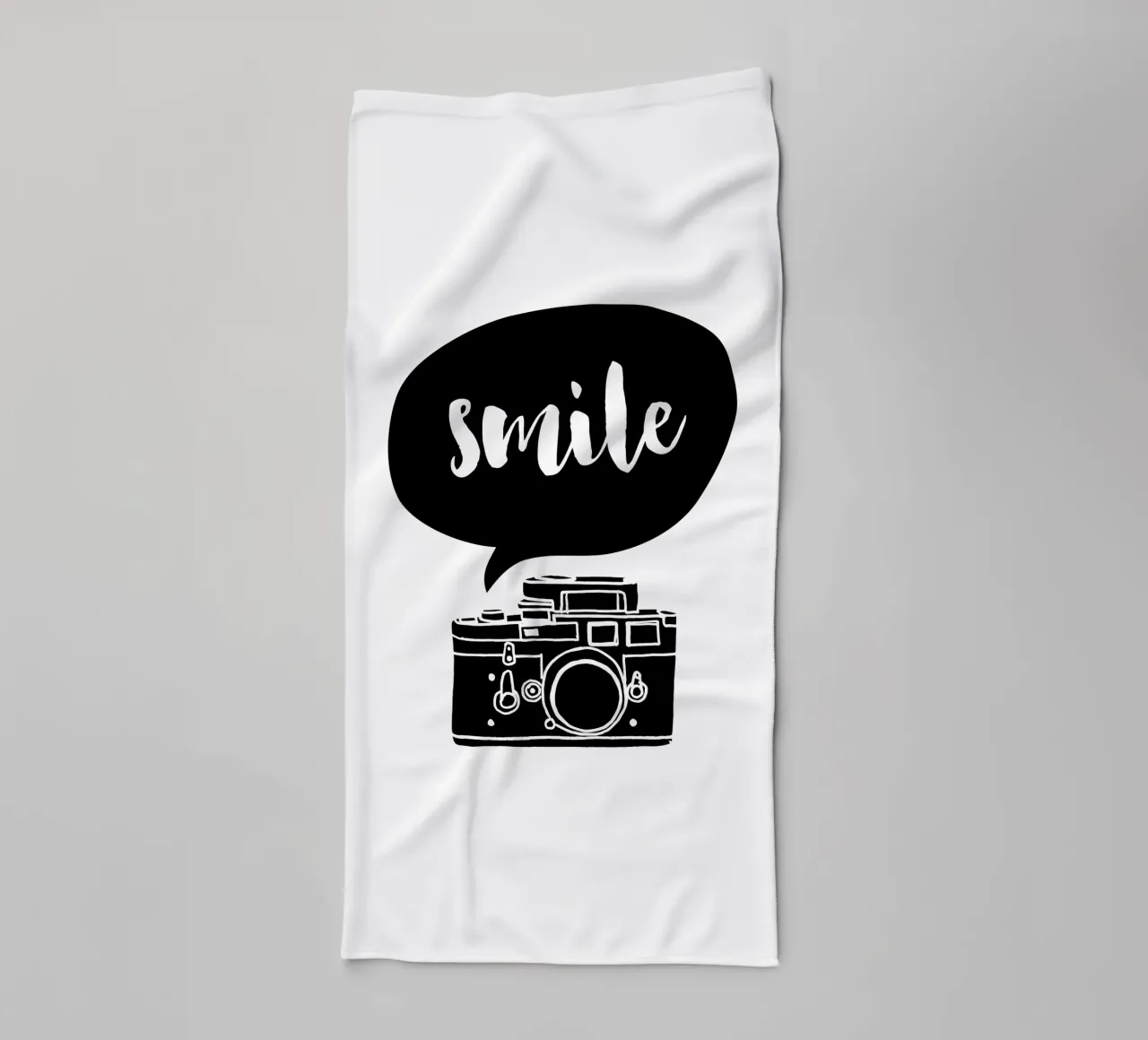 Smile Camera Typografie Design in bianco e nero monocromatico asciugamano da bagno da THE MOTIVATED TYPE