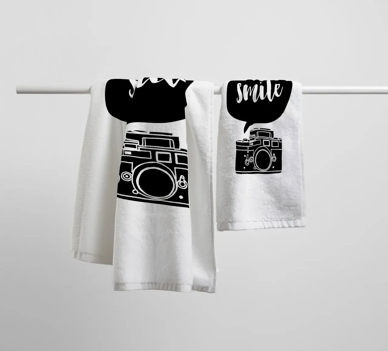 Smile Camera Typografie Design in bianco e nero monocromatico asciugamano da bagno da THE MOTIVATED TYPE