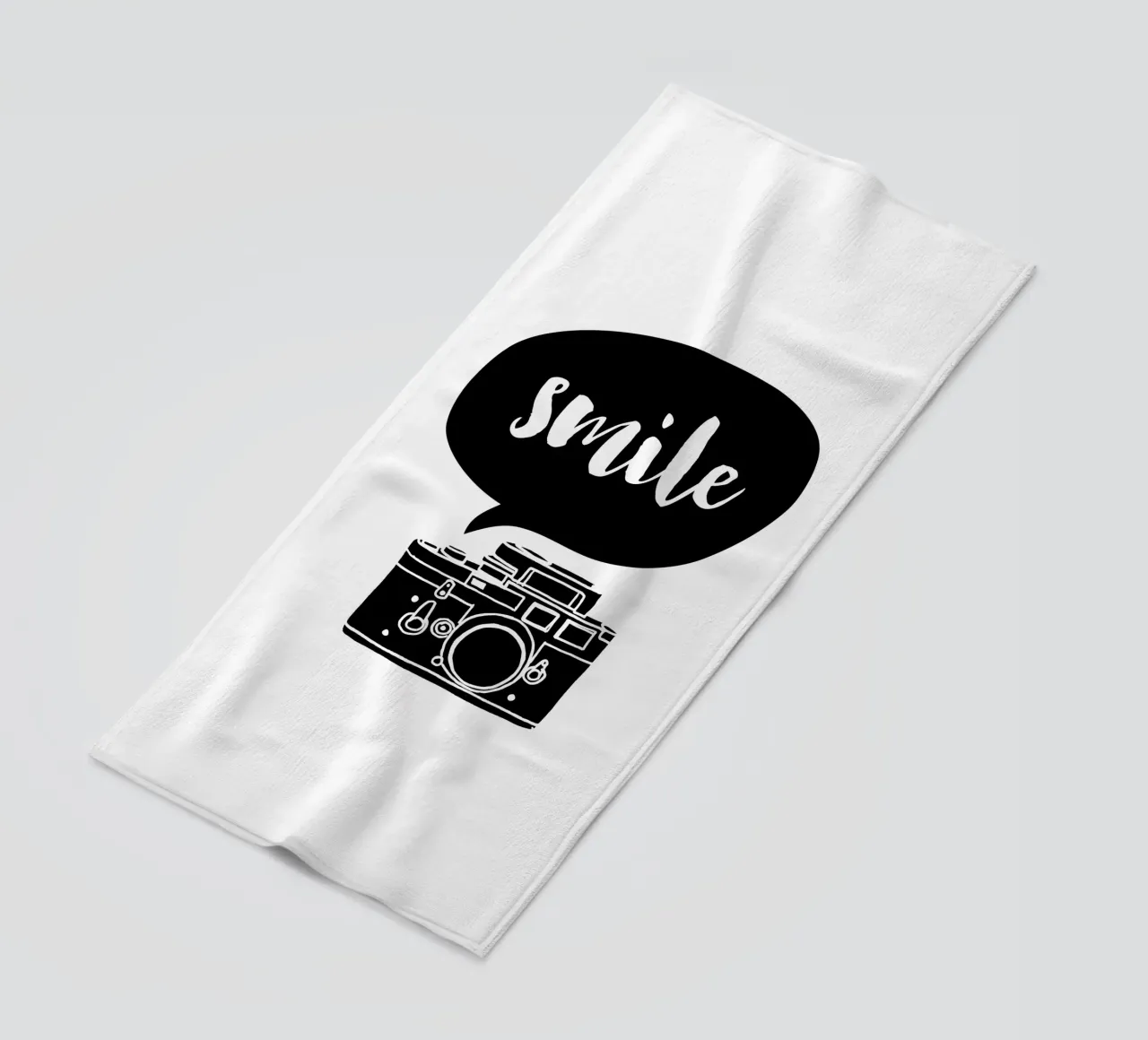 Smile Camera Typografie Design in bianco e nero monocromatico telo mare da THE MOTIVATED TYPE