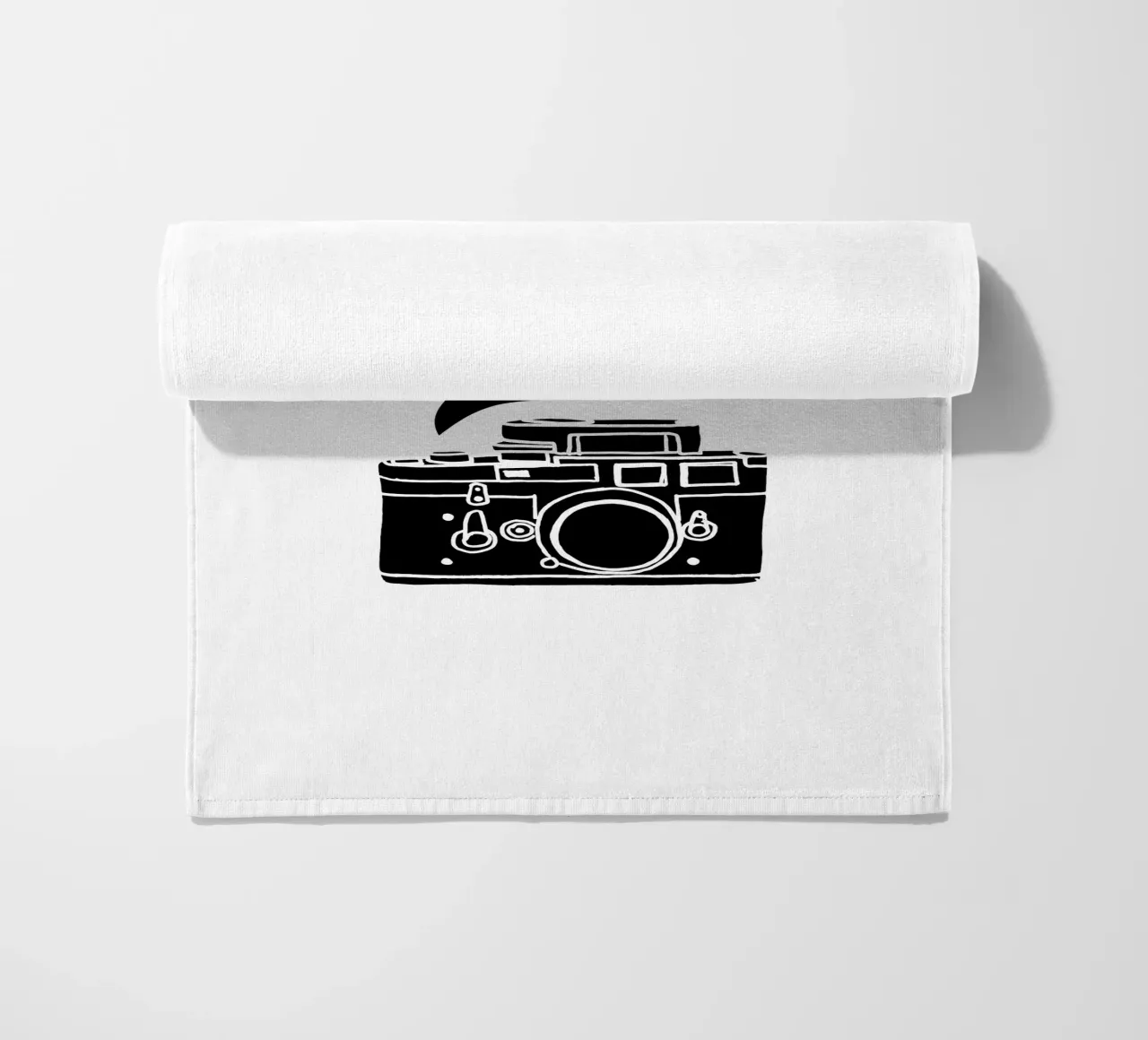 Smile Camera Typografie Design in bianco e nero monocromatico telo mare da THE MOTIVATED TYPE