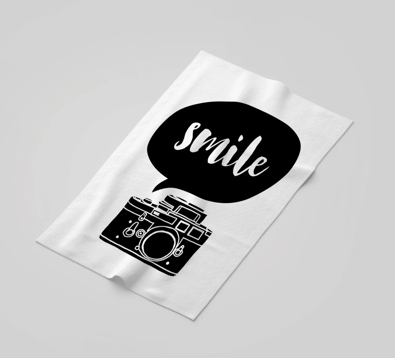 Smile Camera Typografie Design in bianco e nero monocromatico telo mare da THE MOTIVATED TYPE