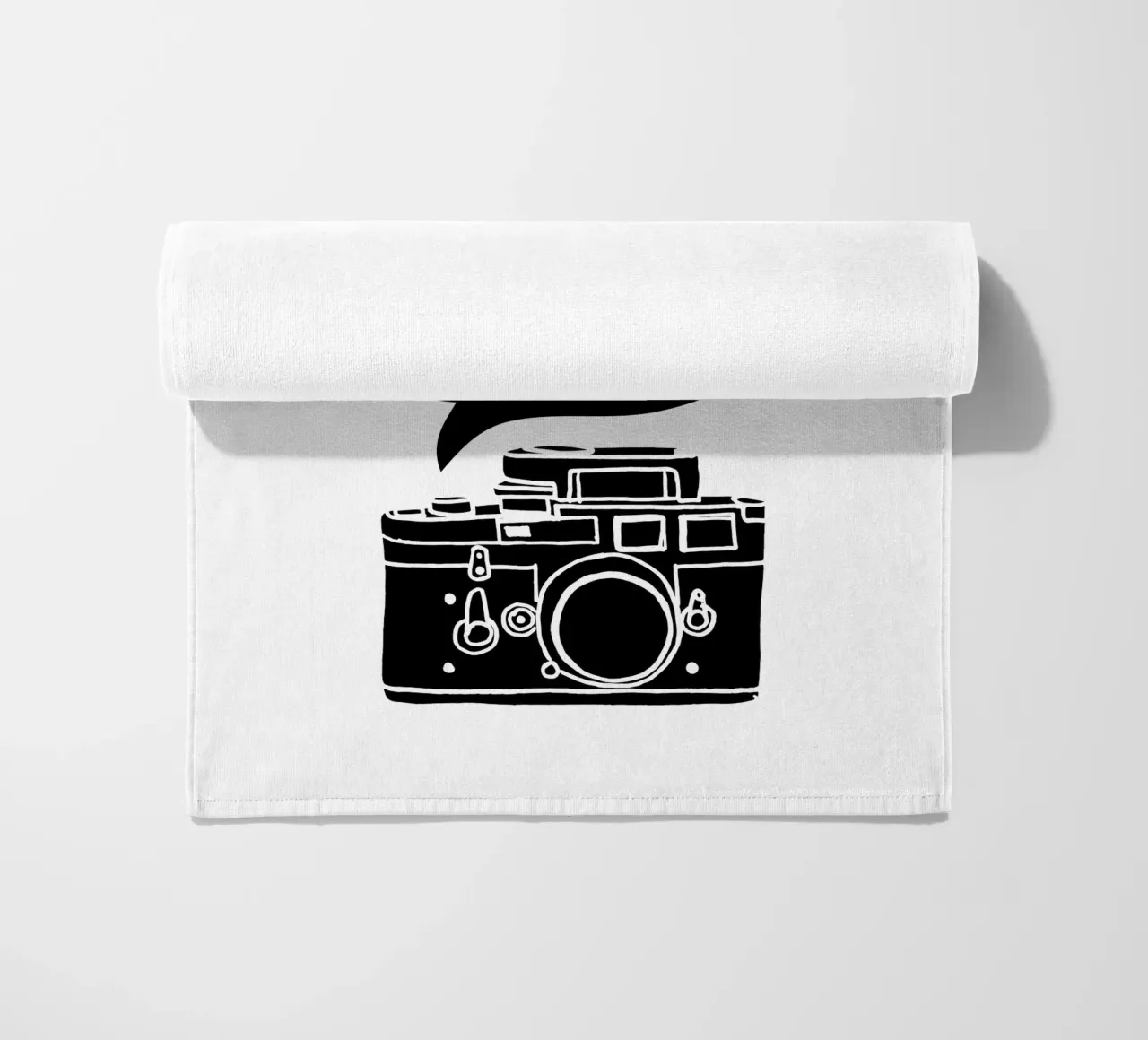 Smile Camera Typografie Design in bianco e nero monocromatico telo mare da THE MOTIVATED TYPE