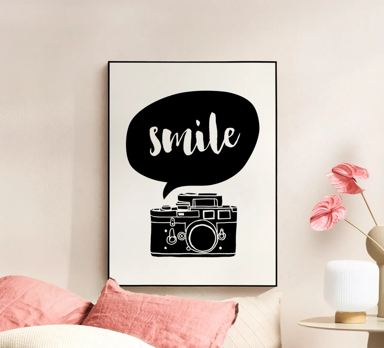 Smile Camera Typografie Design in bianco e nero monocromatico plexiglass da THE MOTIVATED TYPE