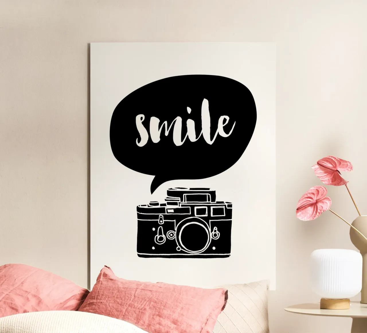 Smile Camera Typografie Design in bianco e nero monocromatico alluminio dibond da THE MOTIVATED TYPE