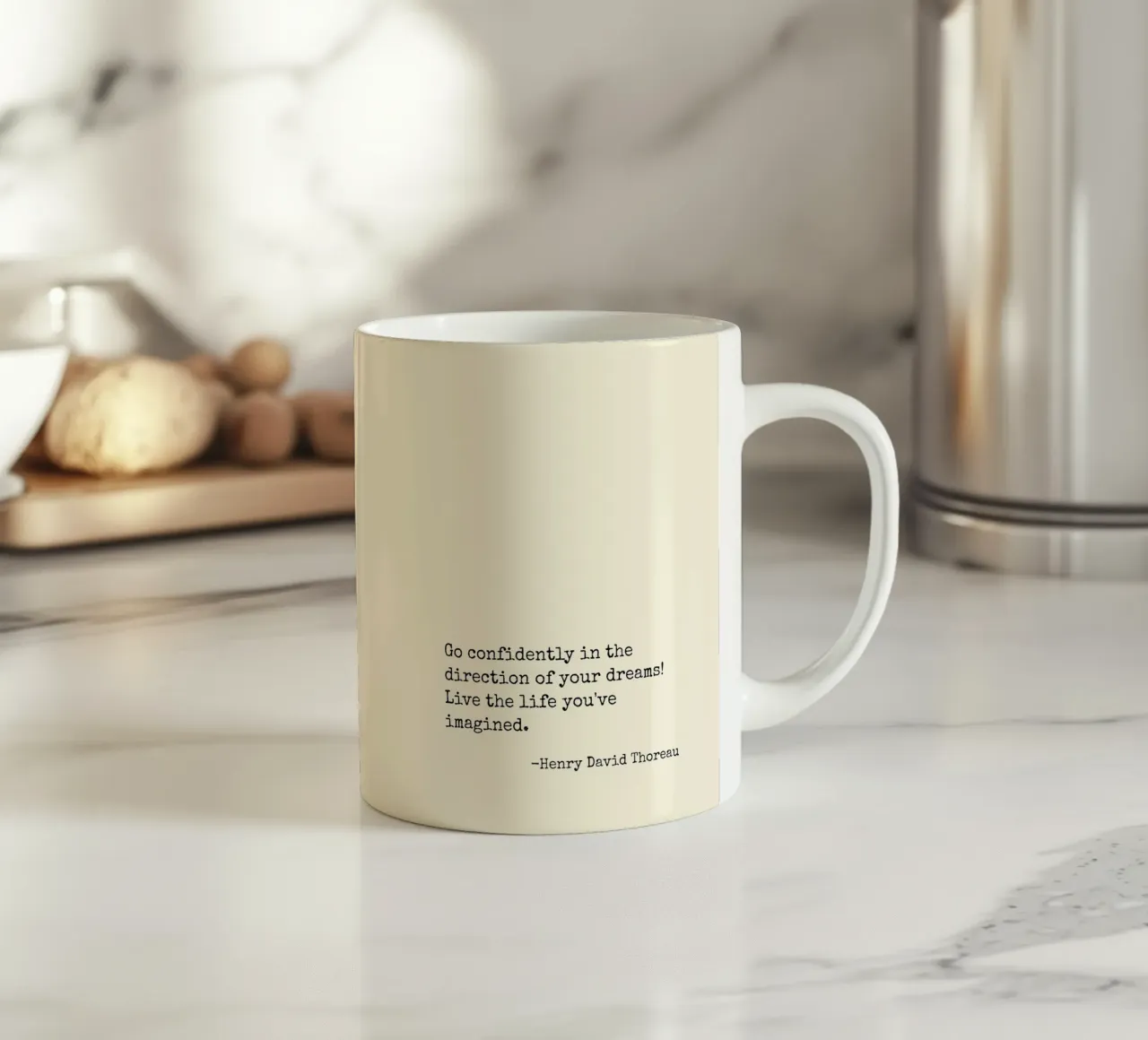 Andate con fiducia verso la direzione dei vostri sogni. tazza in ceramica da Paigaam Studio