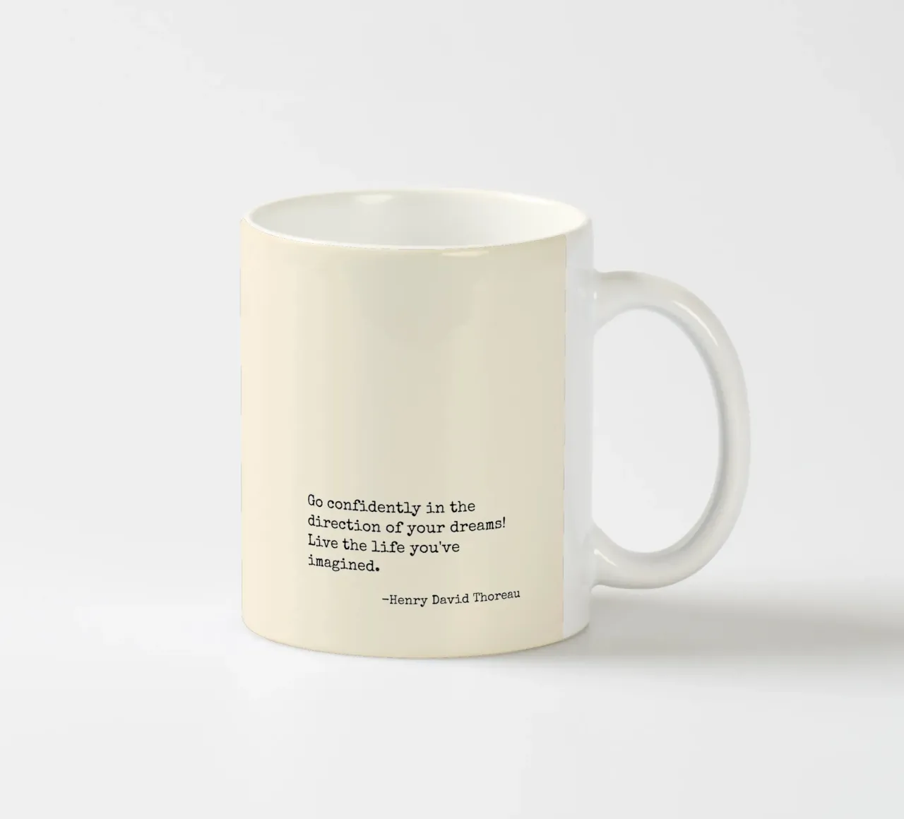 Andate con fiducia verso la direzione dei vostri sogni. tazza in ceramica da Paigaam Studio