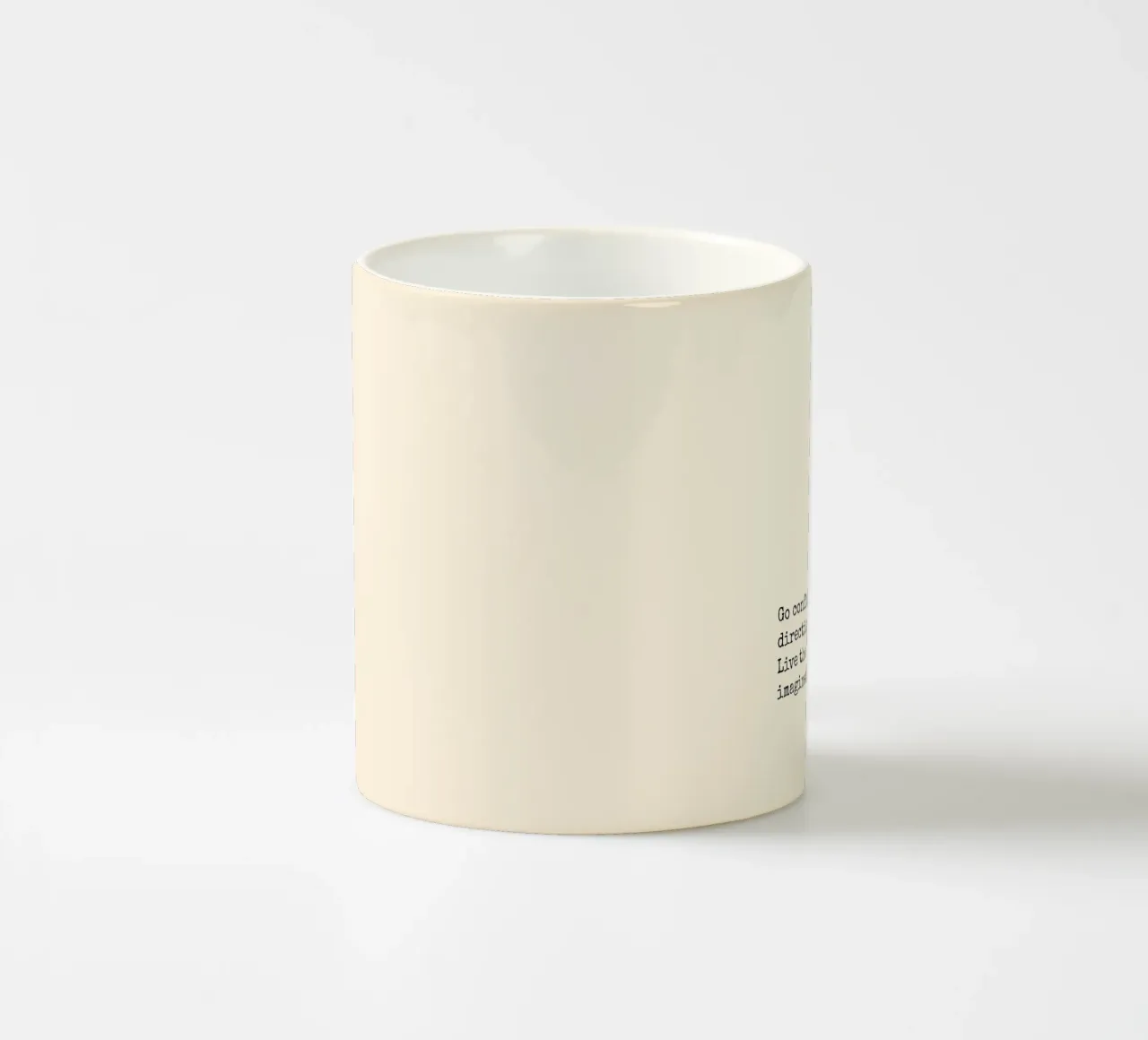 Andate con fiducia verso la direzione dei vostri sogni. tazza in ceramica da Paigaam Studio