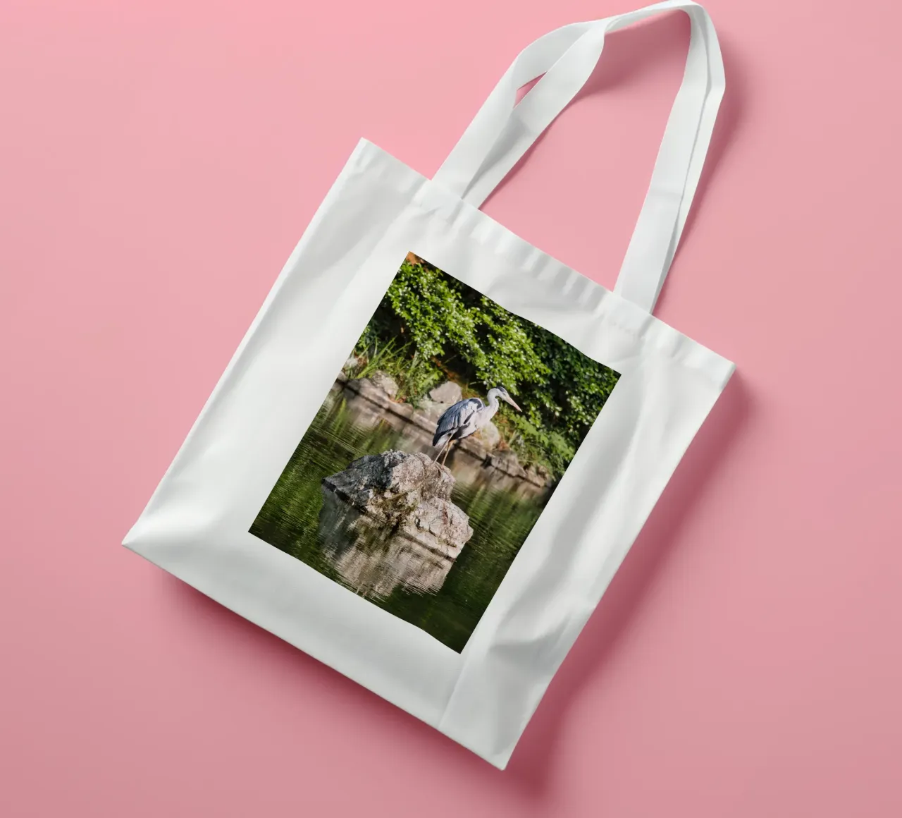 Airone cenerino su una roccia in un giardino zen giapponese borsa in juta da Ben & Clo creations