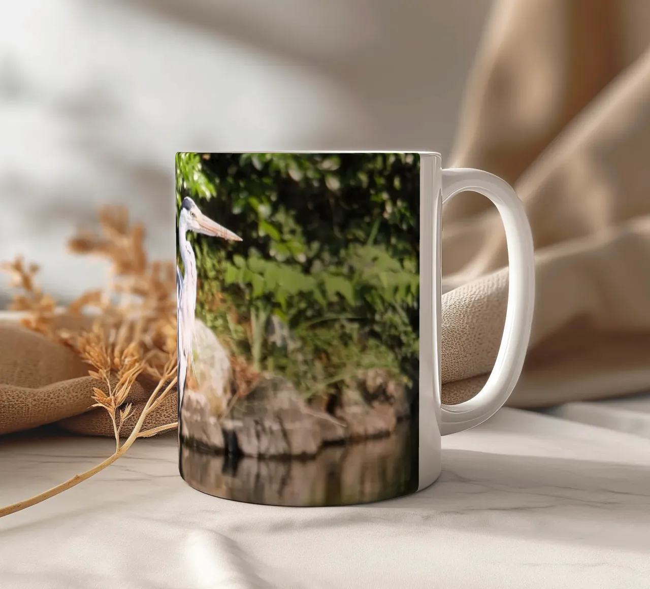 Airone cenerino su una roccia in un giardino zen giapponese tazza in ceramica da Ben & Clo creations