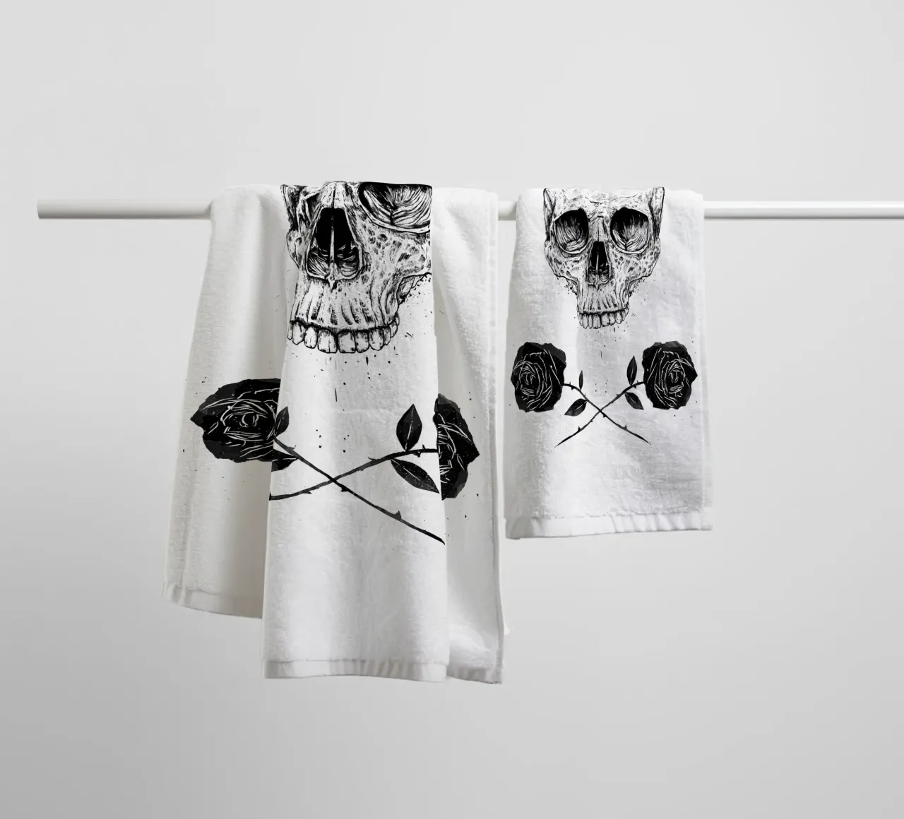 Skull N' Roses asciugamano da bagno da Balazs Solti