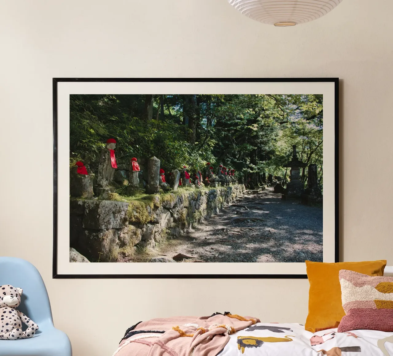Statue di Buddha lungo il sentiero di Kanmangafuchi, Nikko poster con telaio in plastica da Ben & Clo creations
