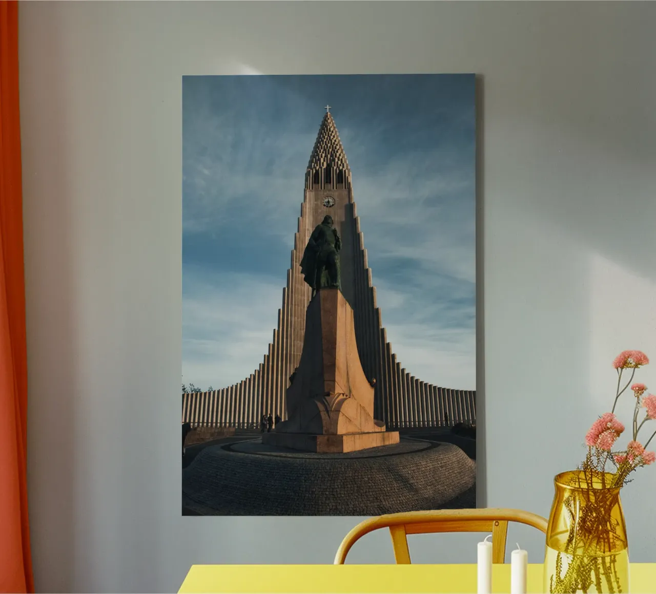 Statua di Leifur Eiriksson a Hallgrímskirkja al tramonto tela con Cornice a cassetta da Ben & Clo creations