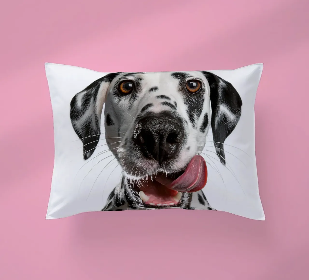 Dalmata felice che si lecca il naso - Ritratto di cane carino cuscino da FlexiDesignsByK