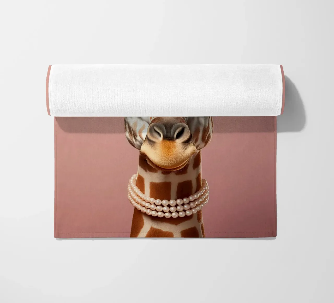 Maestosa giraffa con corona e perle - Arte animale regale telo mare da FlexiDesignsByK