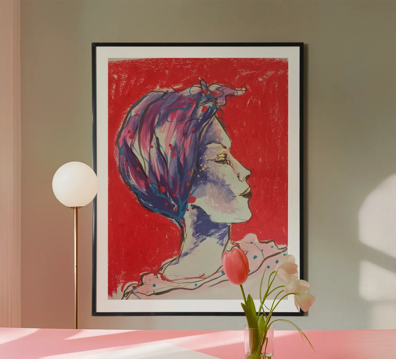 FEMME SUR FOND ROUGE poster con telaio in plastica da Bénédicte Berthod