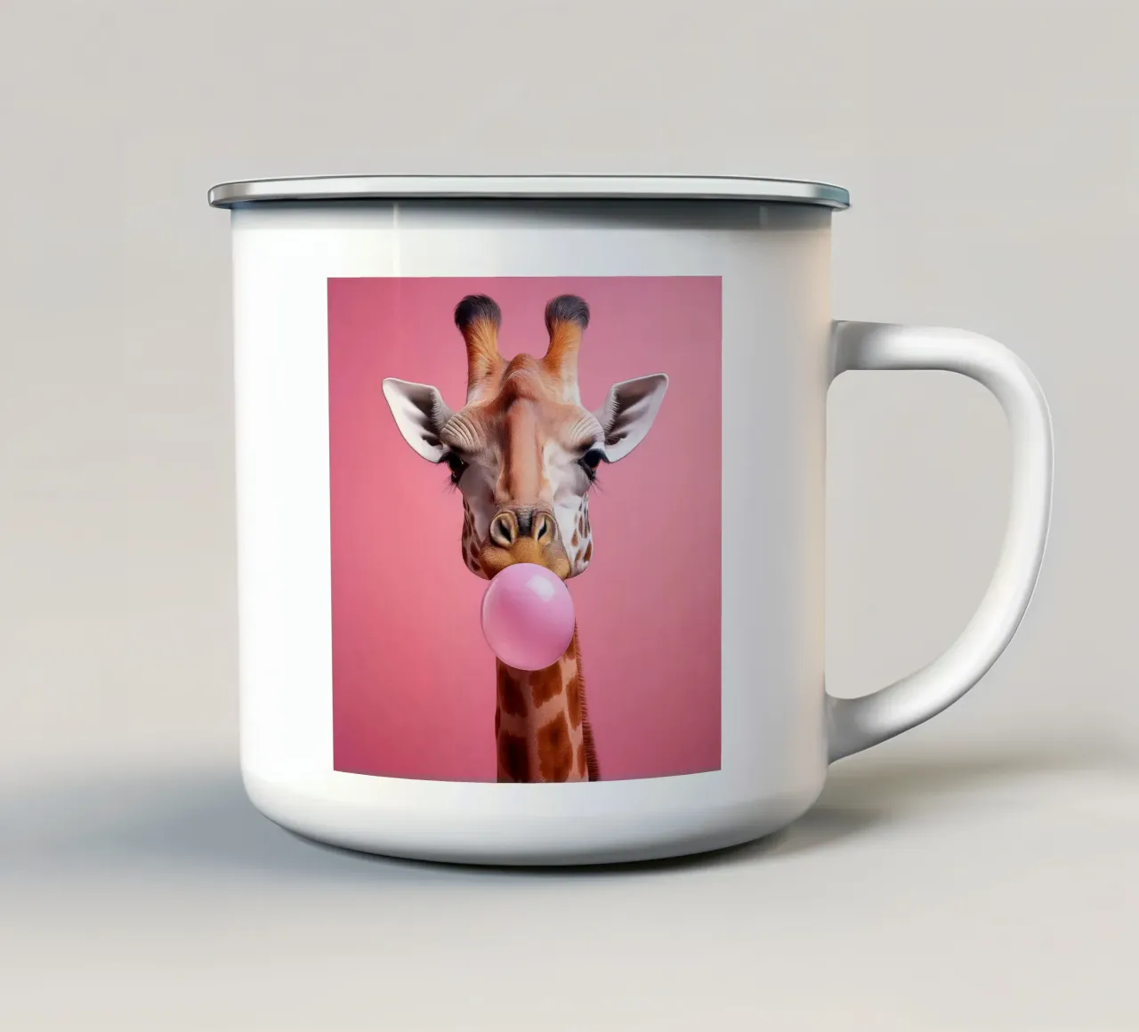 Giraffa eccentrica che soffia una gomma da masticare rosa - Arte animale divertente tazza in smalto da FlexiDesignsByK