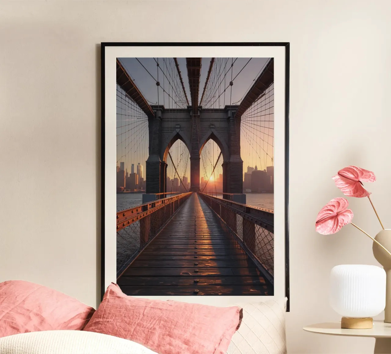 New York’s Brooklyn Bridge in Golden Glow poster con telaio in legno da AlbertKlee