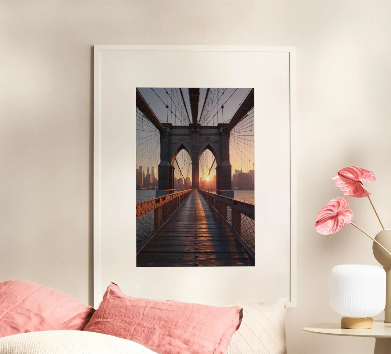 New York’s Brooklyn Bridge in Golden Glow poster con telaio in legno da AlbertKlee
